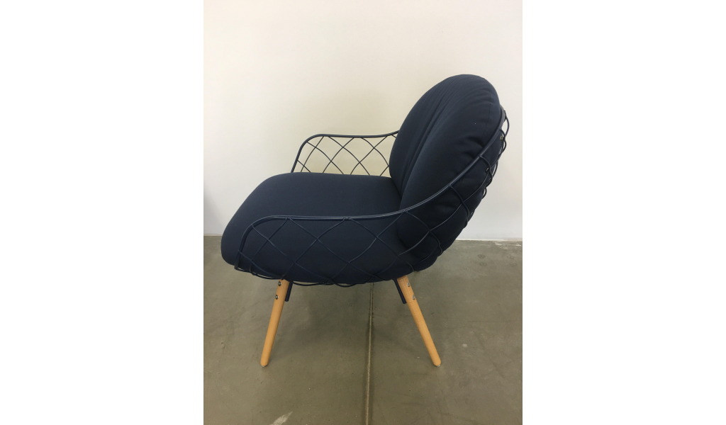 Piňa low chair modrá - z expozice