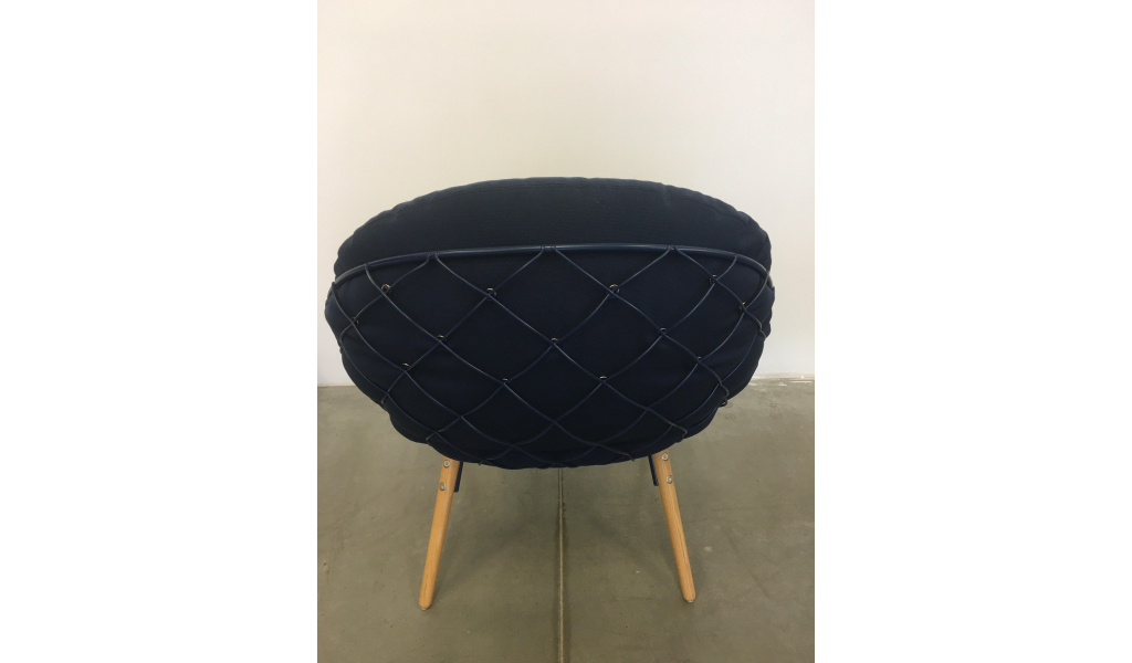 Piňa low chair modrá - z expozice