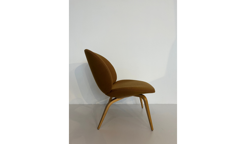 Beetle lounge chair tehlová - z expozície