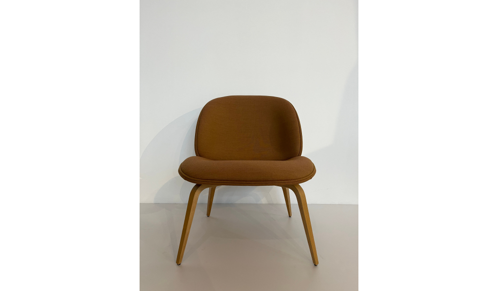 Beetle lounge chair tehlová - z expozície