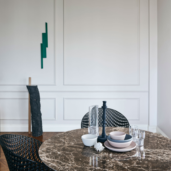 Glossy Marble finish round 130 cm chrome black