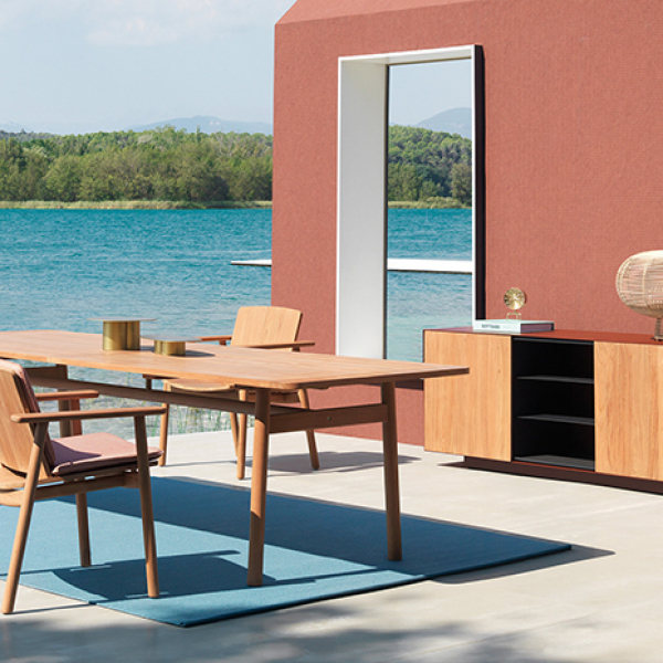 Riva dining table