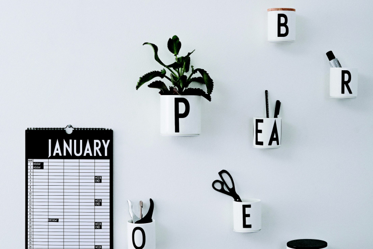 Porcelánový hnrček s písmenom A - Z, biela