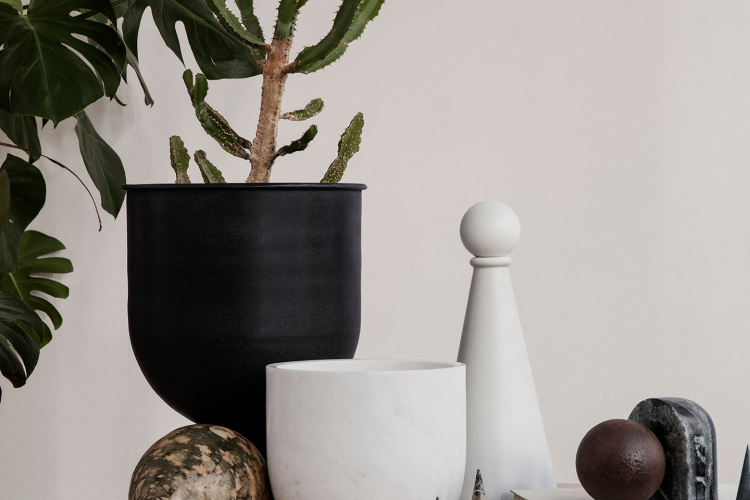 Hourglass Pot Small black