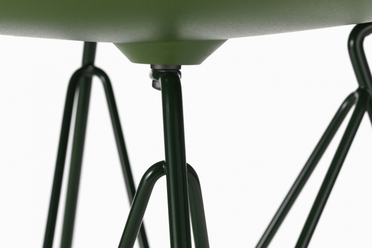 Eames Plastic Chair DSR, z expozice