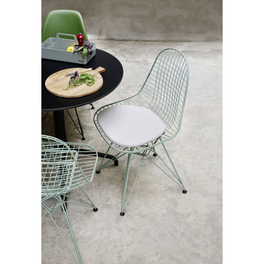 Eames wire hotsell chair dkr